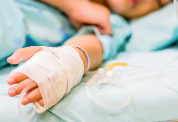 В Таразе врачи спасли малыша проглотившего швейные иглы