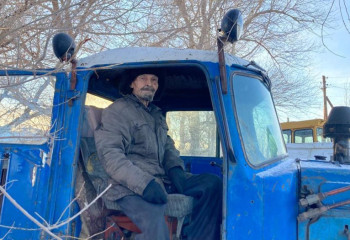 84-летний аксакал на тракторе чистит снег с дорог села Карагандинской области