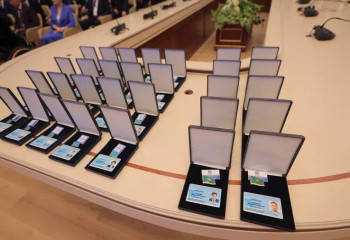 Жаңа сайланған Сенат депутаттары төсбелгілерін алды