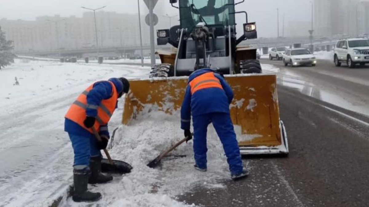 Астанада қар тазалауға екі мыңнан астам жол жұмысшысы шықты