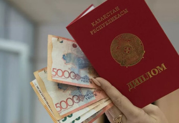 В Таразе преподаватель вуза требовал деньги со студентов