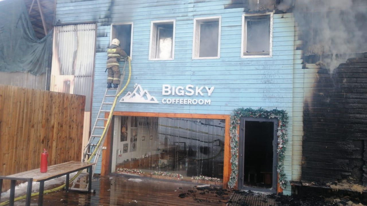 Рестобар в горах загорелся в Алматы