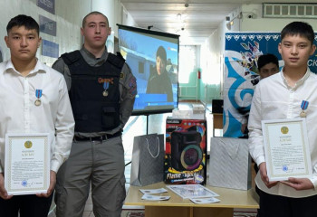 Карагандинских школьников наградили медалями за спасение пенсионеров из огня