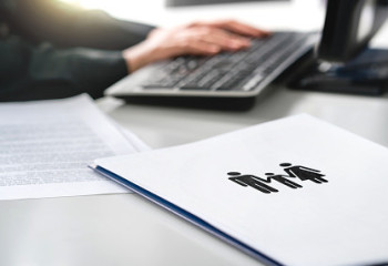 Омбудсмен помог матери двоих детей взыскать алименты с экс-супруга