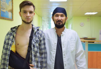 Сшивали сосуды и мышцы: в Астане врачи спасли руку рабочему