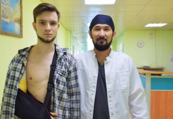 Астанада дәрігерлер ауыр жарақат алған жігіттің қолын аман сақтап қалды