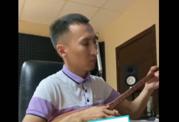 Astana resident performs world and Kazakh hits on dombra