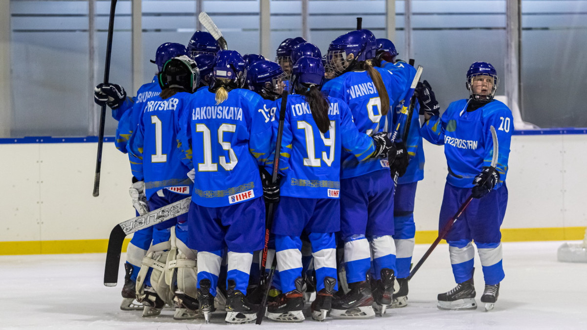 Женская сборная Казахстана по хоккею до 18 лет стала чемпионом мира