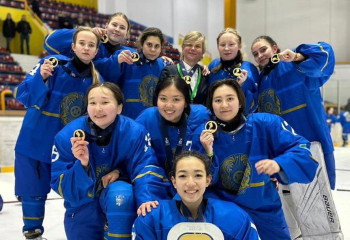 Асхат Оралов поздравил женскую сборную по хоккею с победой на чемпионате мира