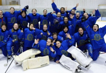 Қазақстанның жасөспірім қыздары хоккейден әлем чемпионы атанды