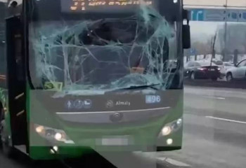 Шесть человек пострадали при столкновении автобусов в Алматы