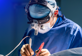 Семей нейрохирургтары қыздың миынан эхинококк кистасын алды