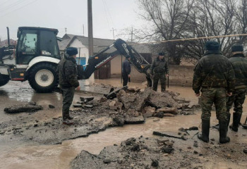 Туркестанские полицейские помогают жителям подтопленных районов