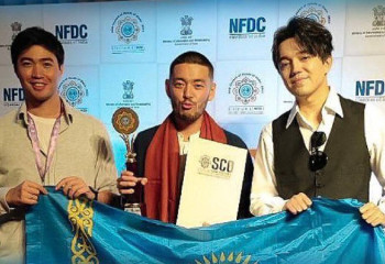 Димаш Үндістан кинофестивалінде  марапат алған қазақстандыққа қолдау көрсетті