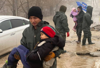 Фоторепортаж: спасатели устраняют последствия паводков в Туркестанской области