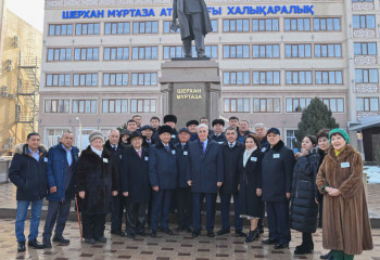 Президент жазушы Шерхан Мұртазаның ескерткішіне гүл шоғын қойды