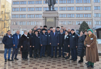 Президент возложил цветы к памятнику писателю Шерхану Муртазе