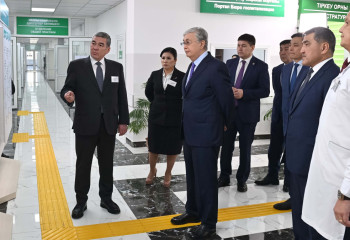 С работой новой поликлиники села Сарыкемер ознакомился Глава государства