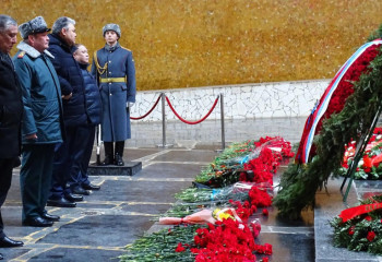 Казахстанские дипломаты возложили цветы на Мамаевом кургане