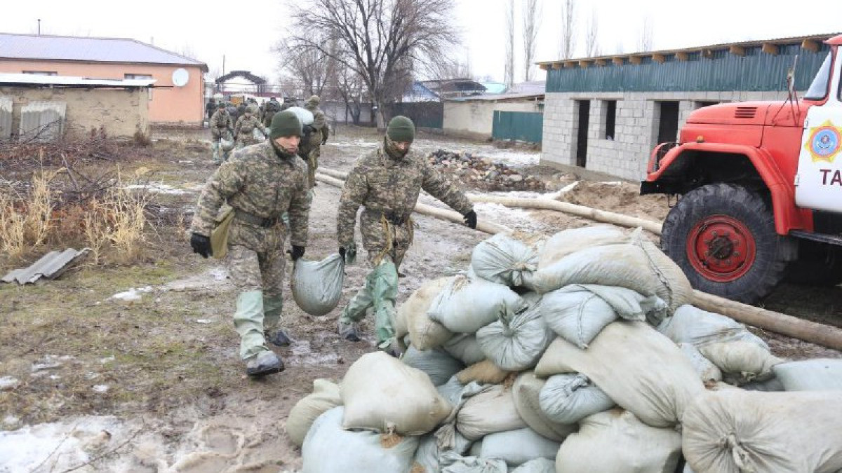Военные помогают МЧС в подтопленных районах  Жамбылской области