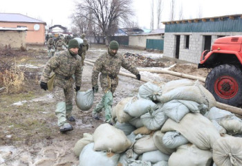 Военные помогают МЧС в подтопленных районах  Жамбылской области