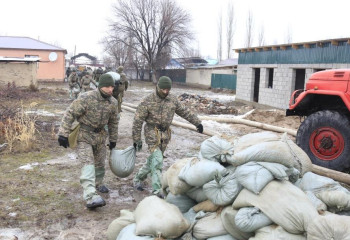 Қарулы күштердің әскери қызметшілері ауыл тұрғындарына көмекке келді