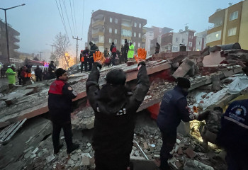 Число жертв землетрясения в Турции достигло 76 человек