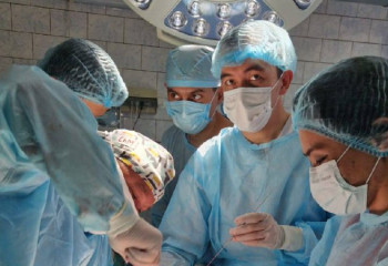 Уникальную операцию на позвоночнике провели 12-летней девочке в Алматы