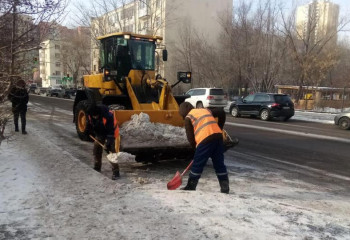 Более двух тысяч рабочих убирают снег на улицах Астаны