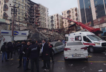 Число жертв землетрясения в Турции достигло 912 человек