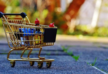 Мужчина сбежал из супермаркета с неоплаченным товаром в Астане