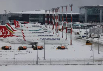 Более 200 авиарейсов отменили из-за снегопада в Стамбуле