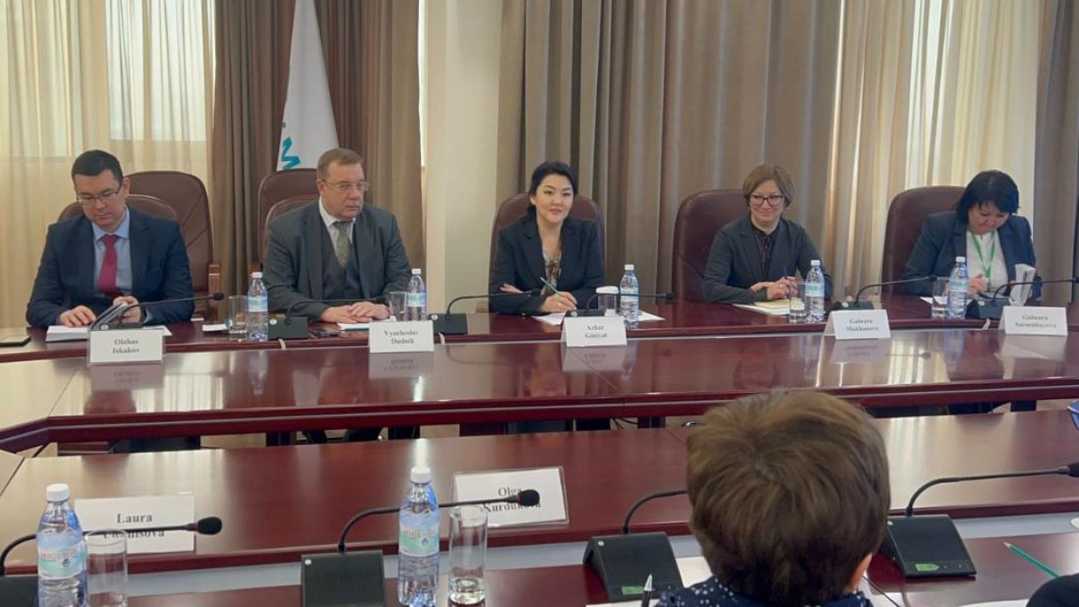 Представитель ВОЗ ознакомился с программами здравоохранения в Казахстане