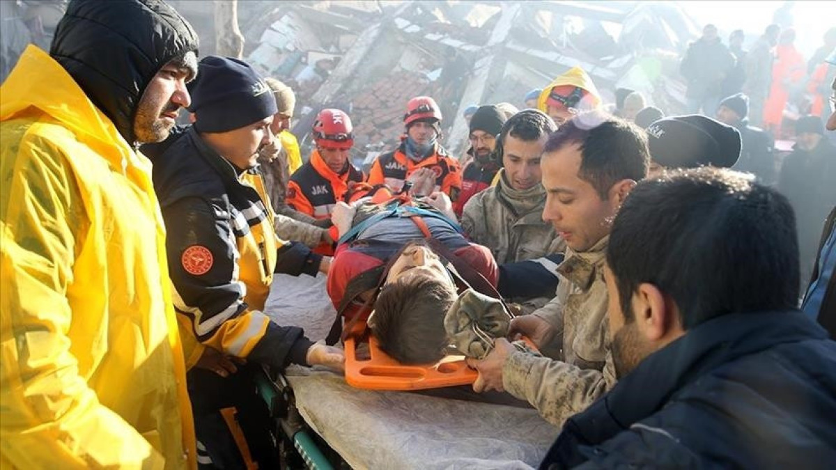 В Турции мужчину спасли из-под завалов спустя 30 часов после землетрясения