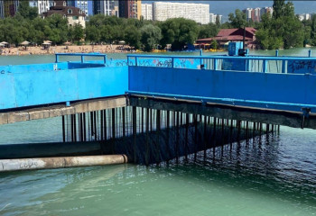 В Алматы озеро Сайран начали чистить от мусора и ила