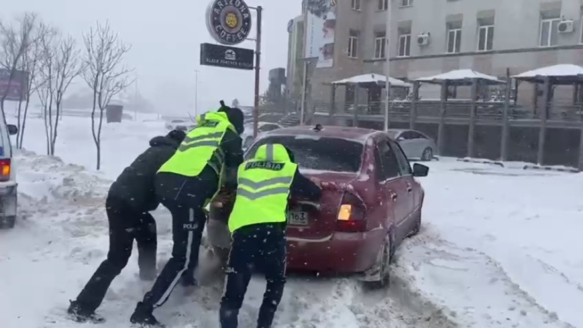 Десятки авто вызволили из снежного плена полицейские Атырау