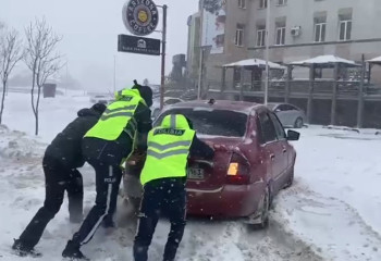 Десятки авто вызволили из снежного плена полицейские Атырау