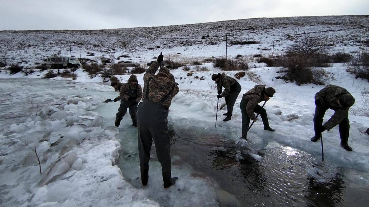Спасатели воинской части МЧС очищают русла рек в Алматинской области