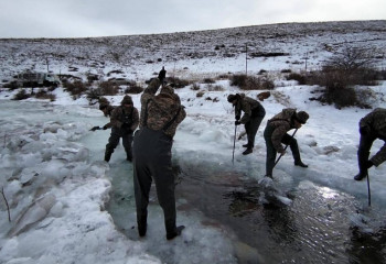 Спасатели воинской части МЧС очищают русла рек в Алматинской области
