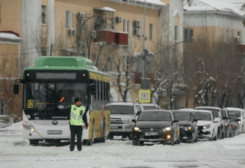 В Атырау из-за непогоды приостановили движение пяти пригородных маршрутов