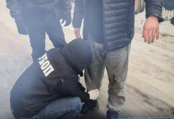 Двое мужчин переписали на себя имущество и вымогали деньги у жителя ЗКО