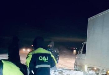 Атырау облысында 60 көлік қар құрсауынан шығарылды