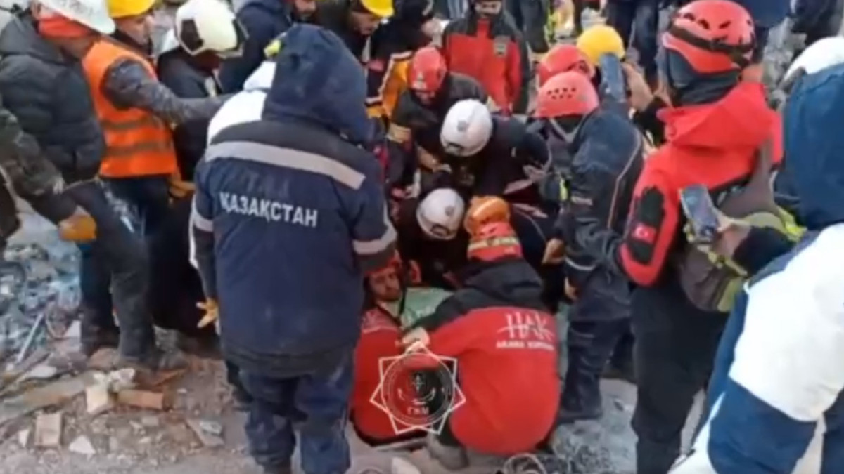 Казахстанские спасатели вытащили из завала 3 человек в Газиантепе