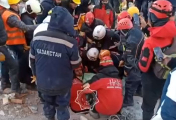 Казахстанские спасатели вытащили из завала 3 человек в Газиантепе
