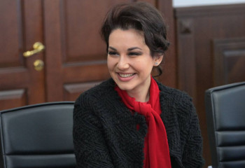 С певицей-рекордсменкой книги Гиннесса встретился аким Павлодарской области