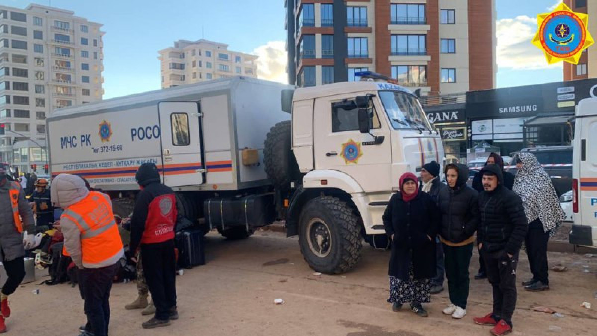 Как казахстанские спасатели ищут людей под завалами в Турции, рассказали в МЧС РК