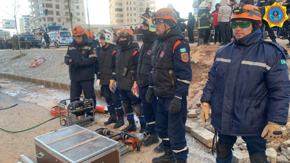 Услышит даже пульс: спецустройство помогает спасателям МЧС РК найти живых в Турции