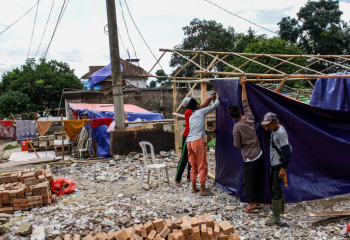 Четыре человека погибли во время землетрясения в Индонезии
