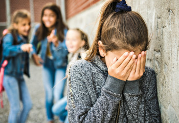 Более семи тысяч школ и колледжей обучат правилам профилактики буллинга