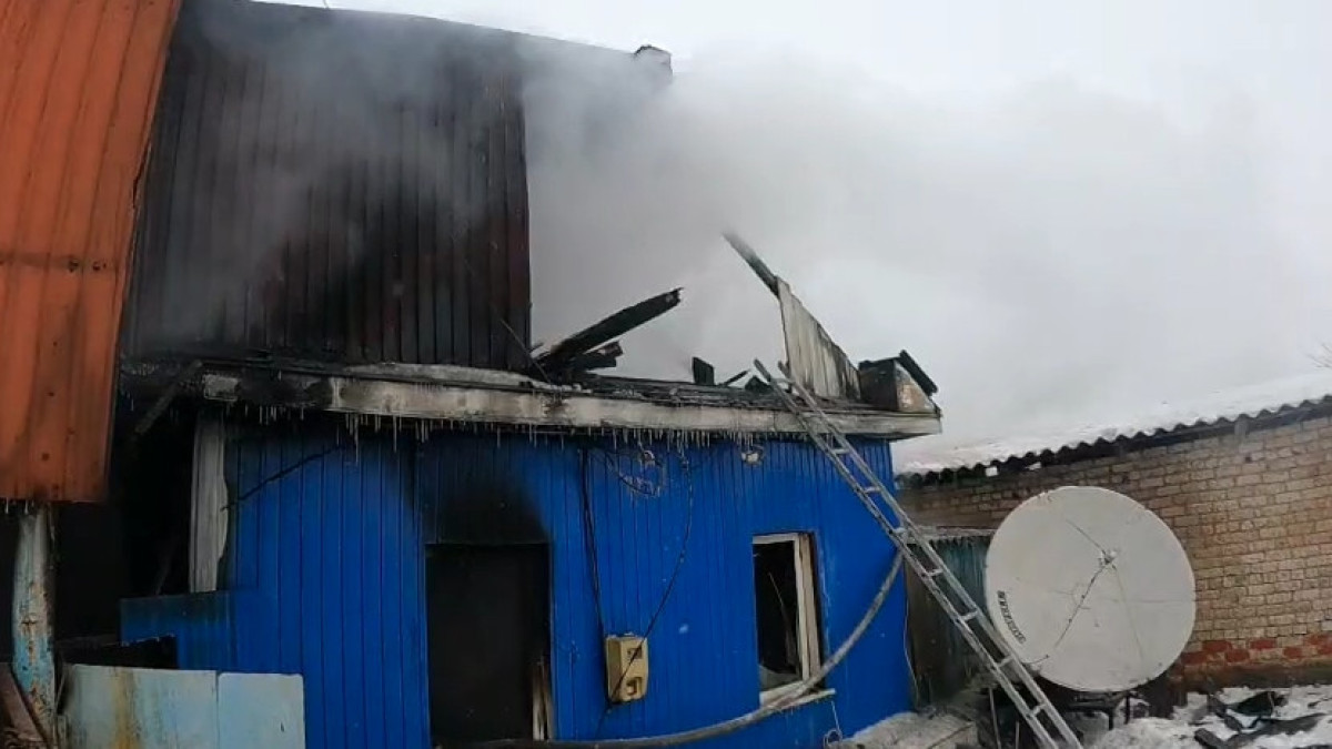 В Петропавловске из горящего частного дома вынесли восемь газовых баллонов